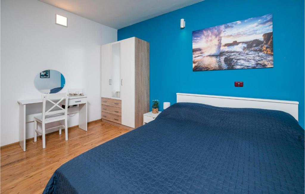 A bed or beds in a room at 3 Bedroom Awesome Home In Liznjan