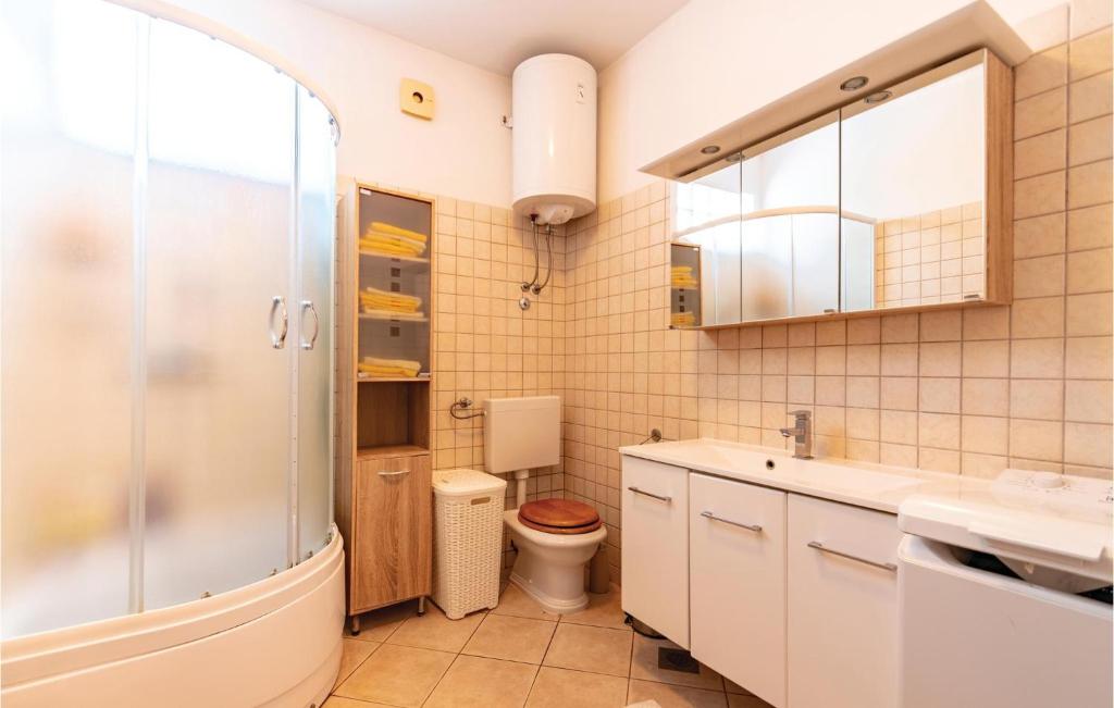 Kúpeľňa v ubytovaní 2 Bedroom Stunning Apartment In Orebic