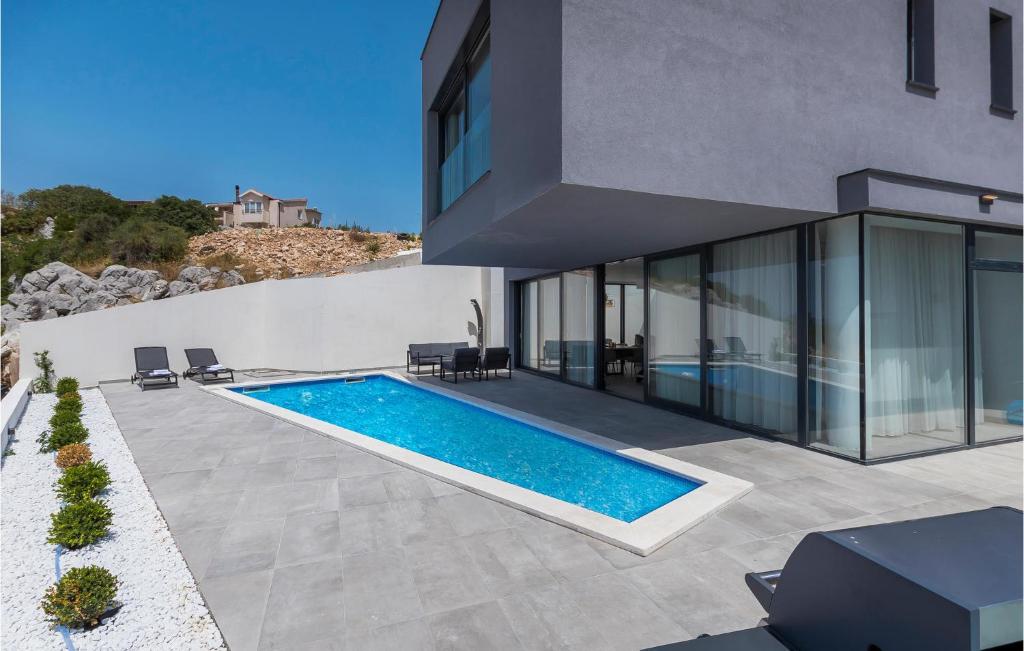Bazén v ubytovaní 2 Bedroom Stunning Home In Sibenik alebo v jeho blízkosti