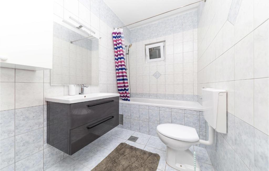 Kúpeľňa v ubytovaní Holiday Home Kastel Gomilica With Sea View I