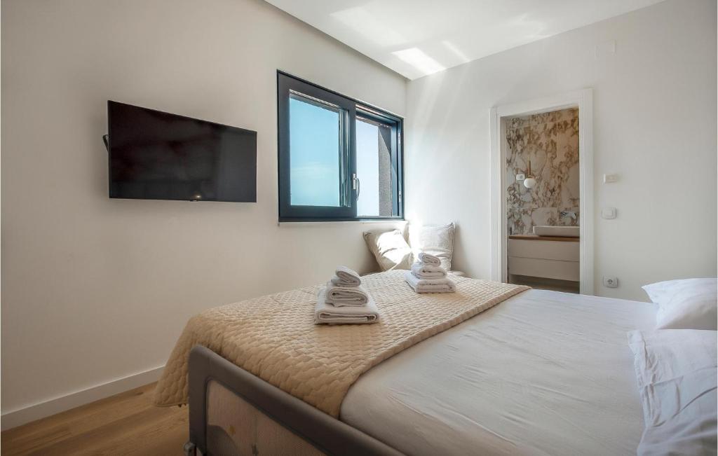 Posteľ alebo postele v izbe v ubytovaní 2 Bedroom Stunning Home In Sibenik