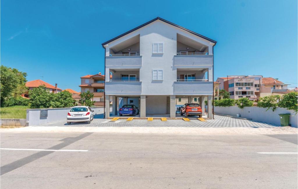 budynek z parkingiem w obiekcie Amazing Studio In Biograd With Wifi w Biogradzie na Moru