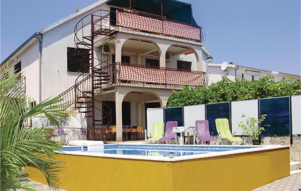 Two-Bedroom Apartment In Okrug Gornji