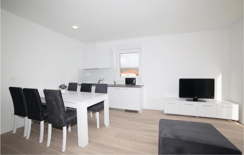 Televízia a/alebo spoločenská miestnosť v ubytovaní Three-Bedroom Apartment In Trogir