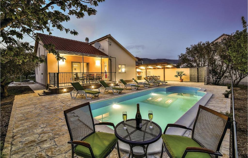 Three-Bedroom Holiday Home In Kastel Stafilic