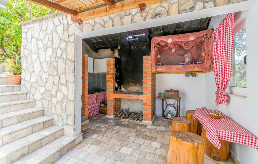 Patio alebo iná vonkajšia časť ubytovania Three-Bedroom Apartment In Slano