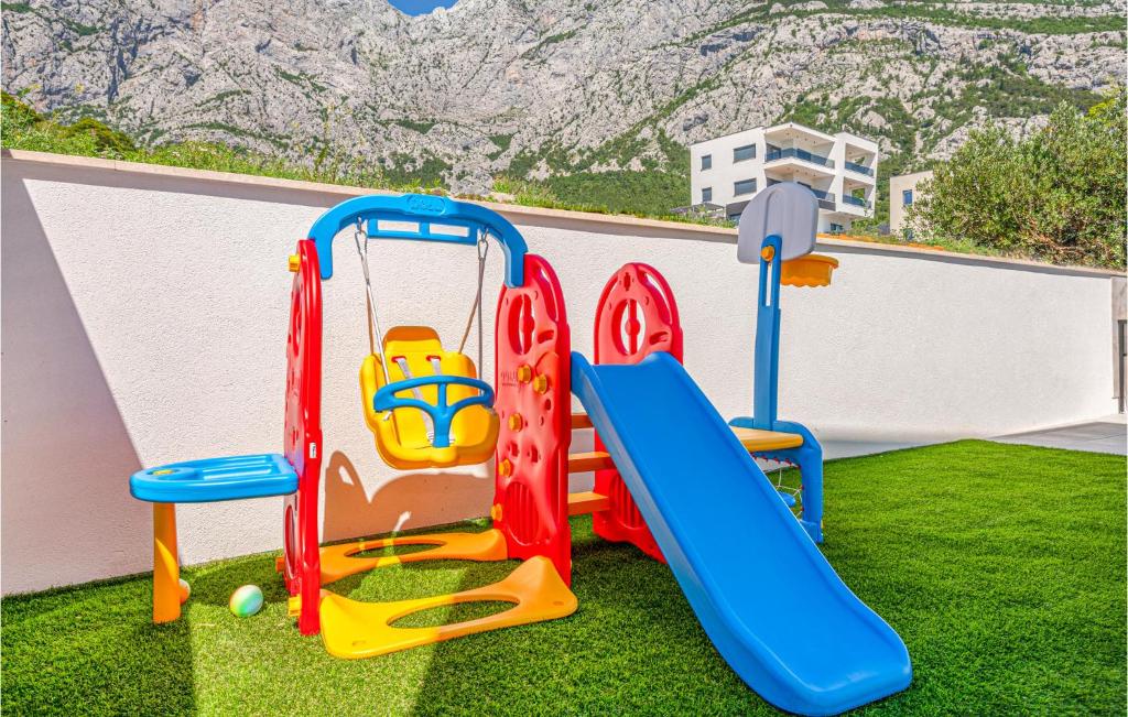 Herní místnost nebo prostor pro děti v ubytování Cozy Home In Makarska With Jacuzzi