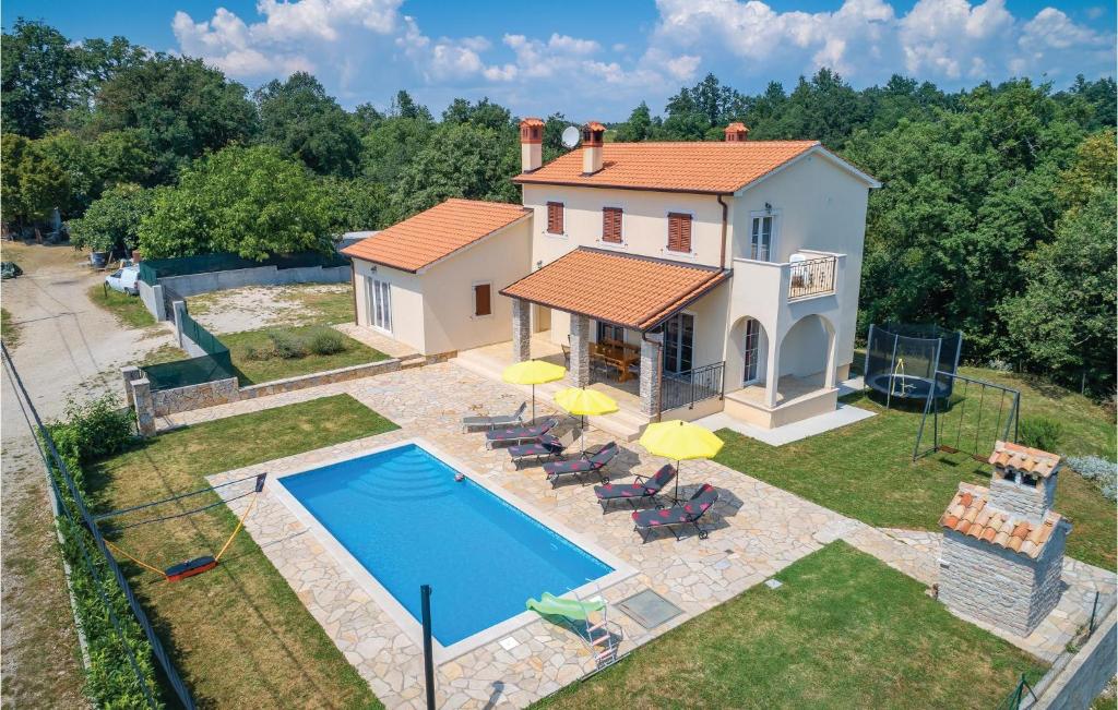 Basen w obiekcie Four-Bedroom Holiday Home In Bregi lub w pobliżu
