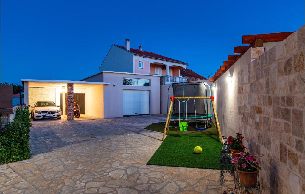 Vonkajšia záhrada v ubytovaní 3 Bedroom Gorgeous Home In Pridraga