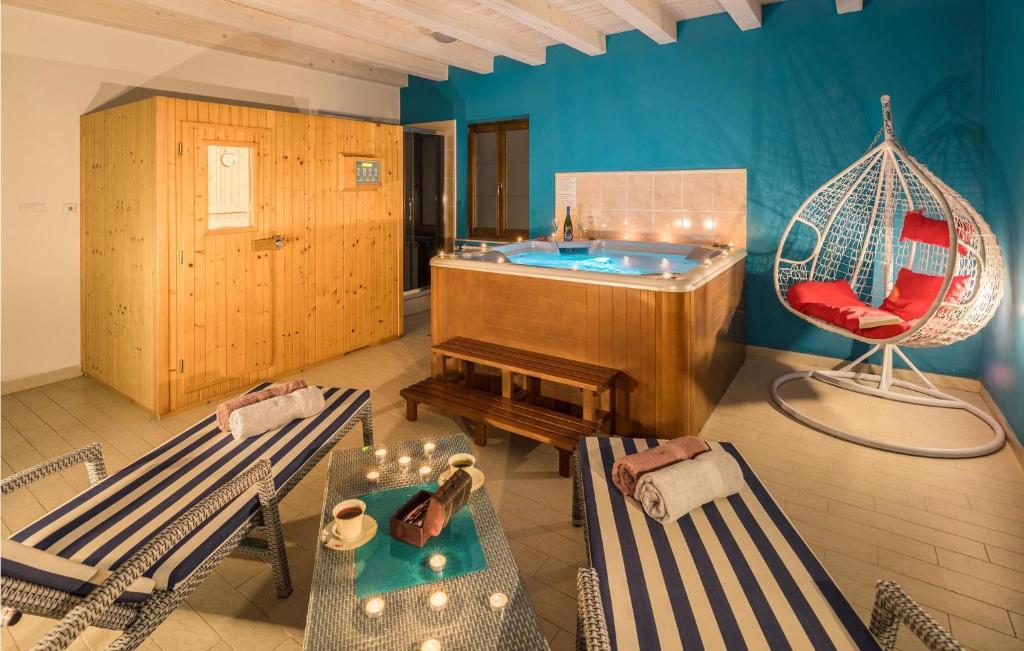 Pokój z wanną, huśtawką i krzesłami w obiekcie Pet Friendly Home In Barban With Sauna w mieście Barban