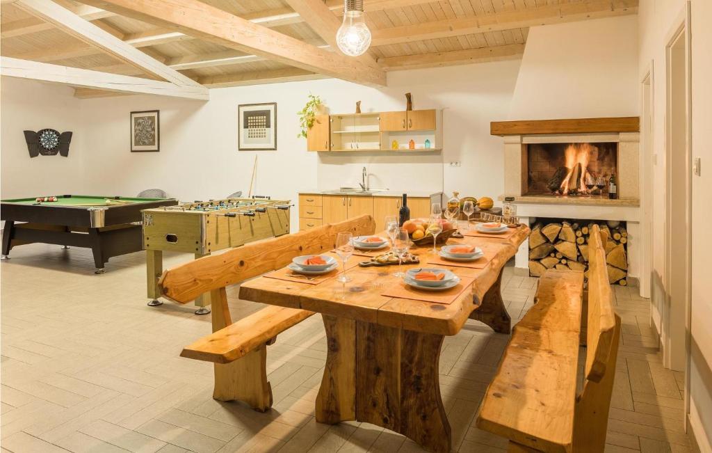 jadalnia ze stołem i stołem bilardowym w obiekcie Pet Friendly Home In Barban With Sauna w mieście Barban