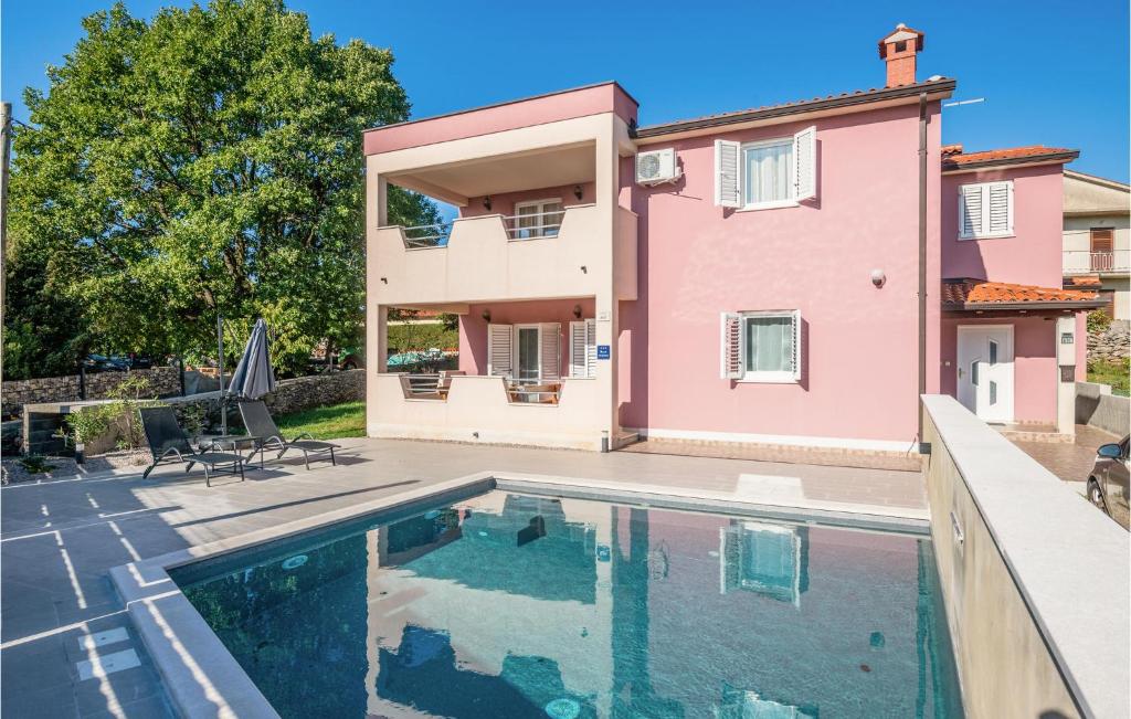 Bazén v ubytovaní 4 Bedroom Cozy Home In Labin alebo v jeho blízkosti