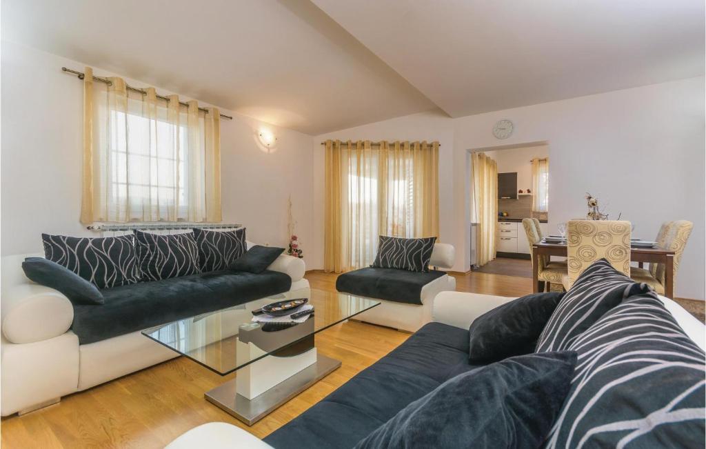 Posedenie v ubytovaní 4 Bedroom Cozy Home In Labin