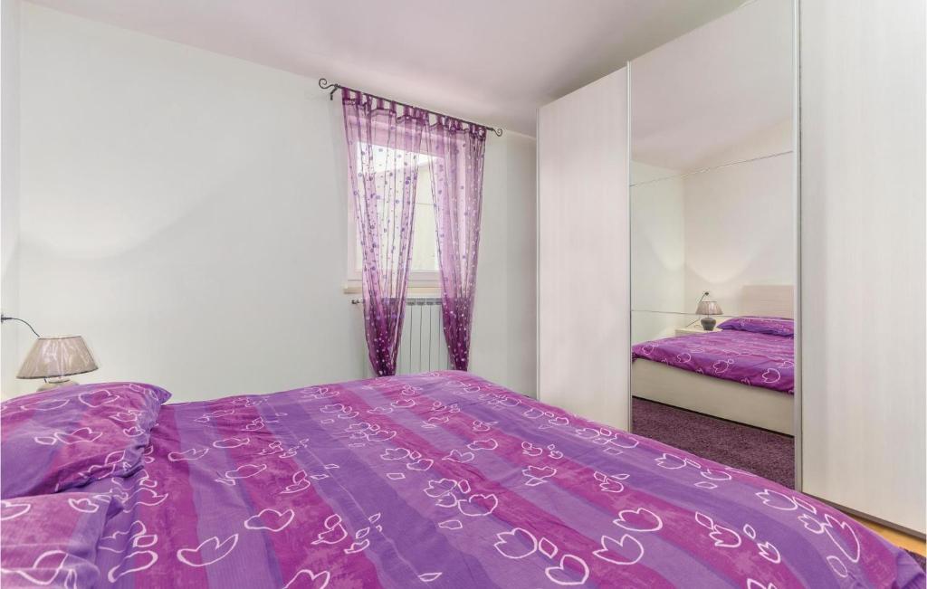Posteľ alebo postele v izbe v ubytovaní 4 Bedroom Cozy Home In Labin