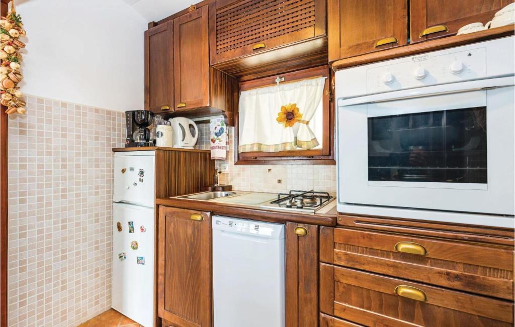 Kuchnia lub aneks kuchenny w obiekcie 1 Bedroom Cozy Home In Moscenicka Draga