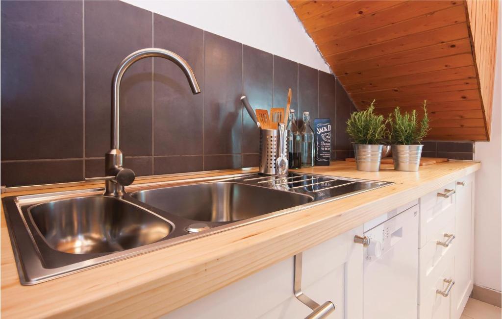Kuchyň nebo kuchyňský kout v ubytování Two-Bedroom Apartment In Jadrija