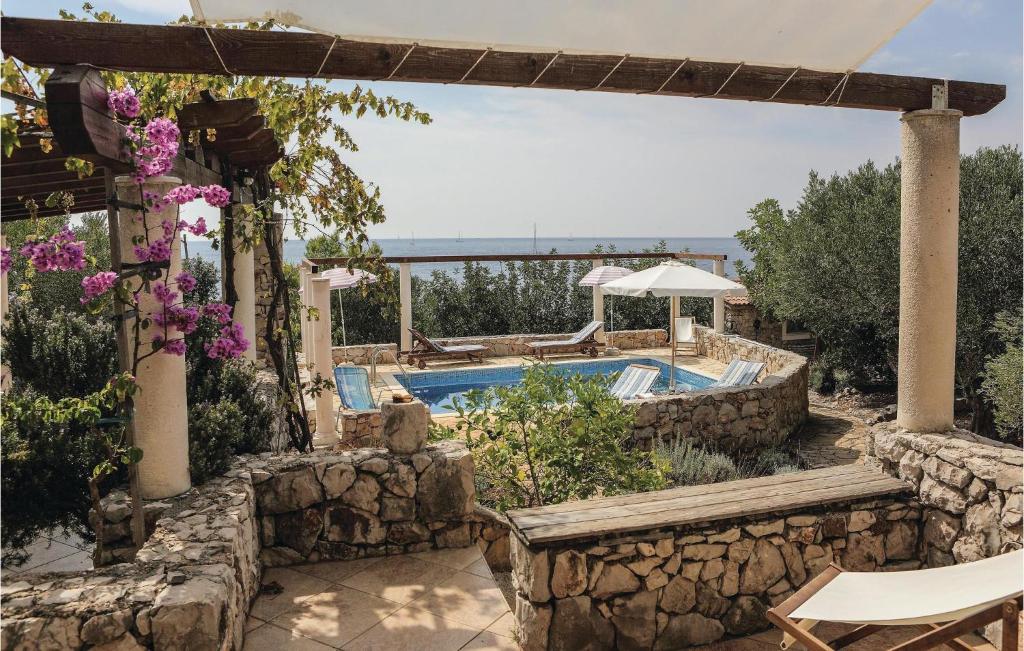 Bazén v ubytování Holiday Home Vela Rina Iv nebo v jeho okolí