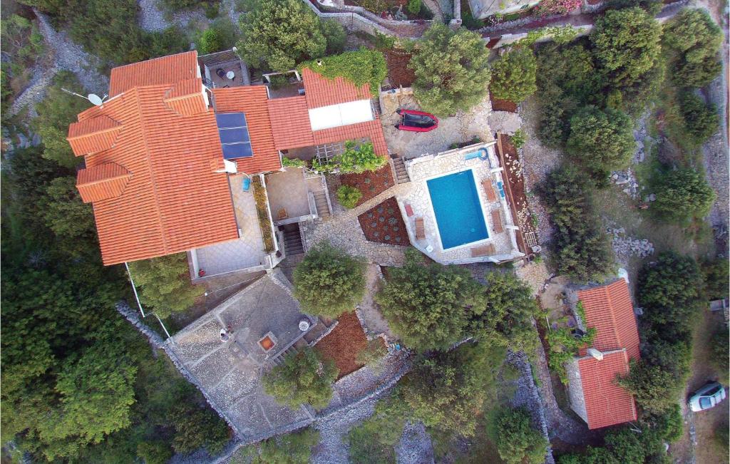 Bazén v ubytování Holiday Home Vela Rina Iv nebo v jeho okolí