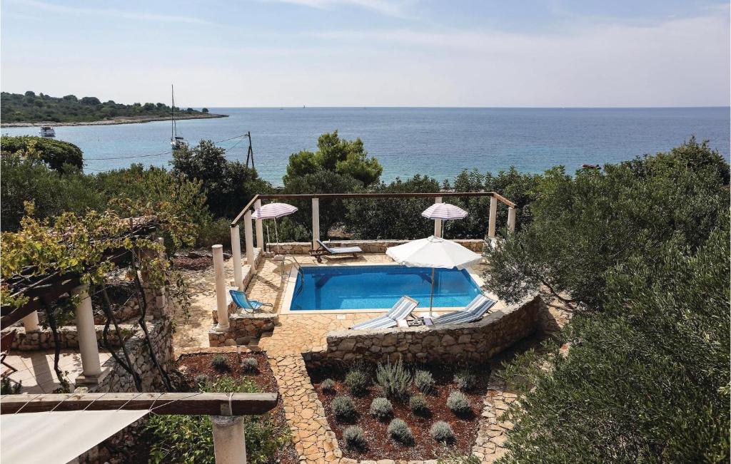 Bazén v ubytování Holiday Home Vela Rina Iv nebo v jeho okolí