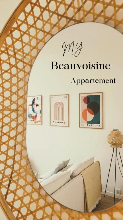 - un miroir dans une chambre avec un lit et un canapé dans l'établissement My Beauvoisine, à Rouen