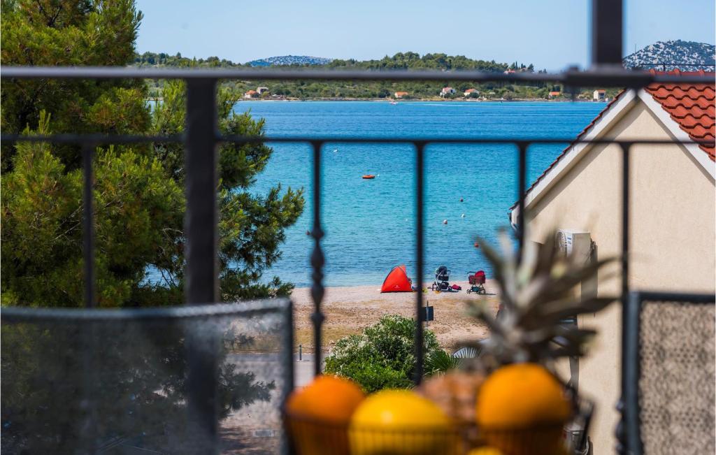 - Vistas a la playa y al agua en Gorgeous Apartment In Srima With Wifi, en Srima