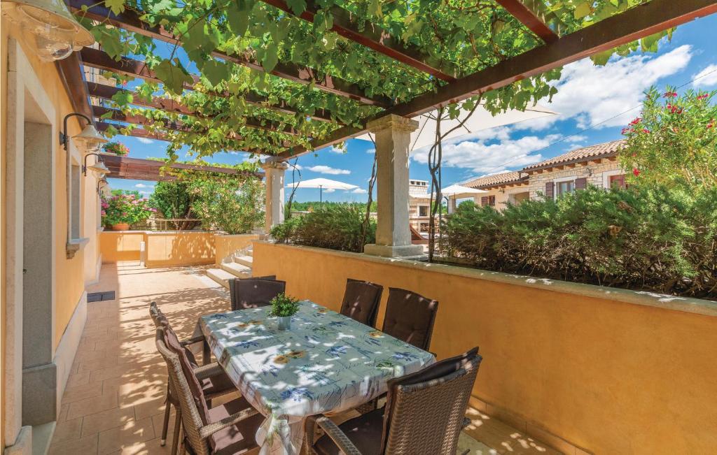 Balkon lub taras w obiekcie Cozy Home In Tinjan With Wifi