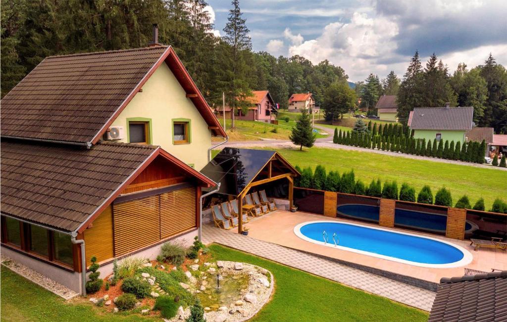 a house with a swimming pool in the yard at Cozy Home In Brestovac With Sauna in Novo Zvecevo