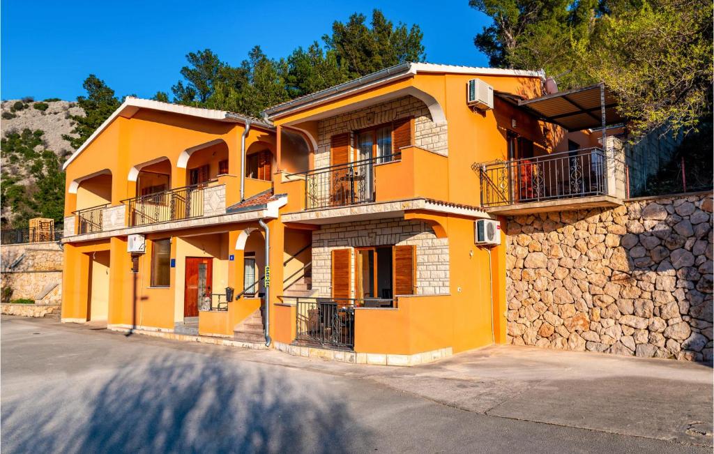 Budova, v ktorej sa apartmán nachádza