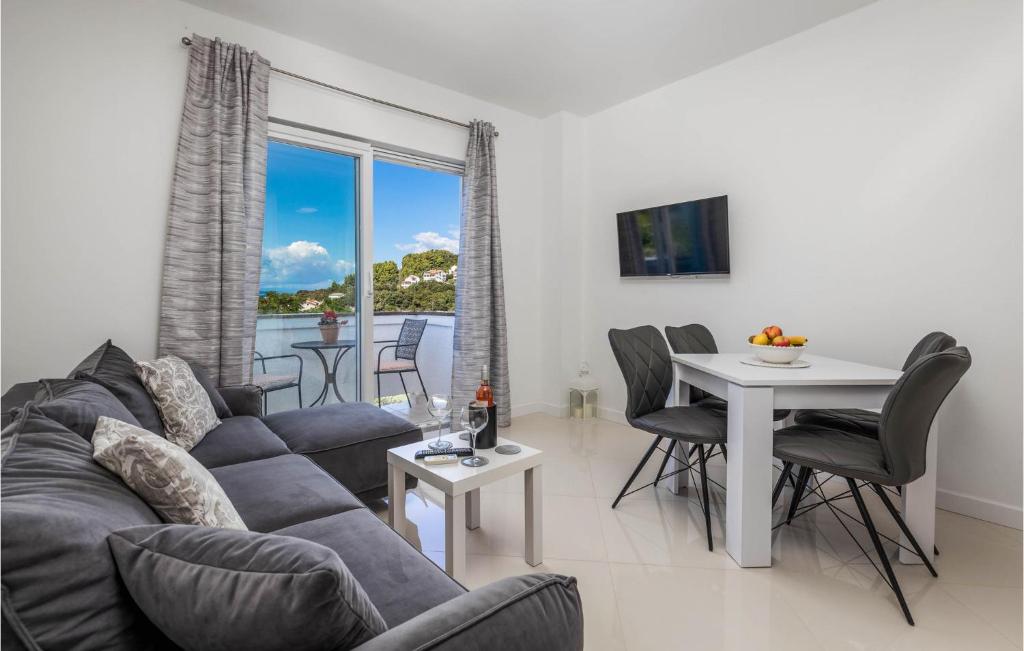 Posedenie v ubytovaní 1 Bedroom Stunning Apartment In Kampor