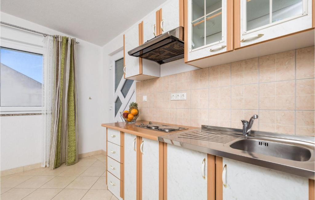 Kuchnia lub aneks kuchenny w obiekcie 6 Bedroom Beautiful Home In Povljana