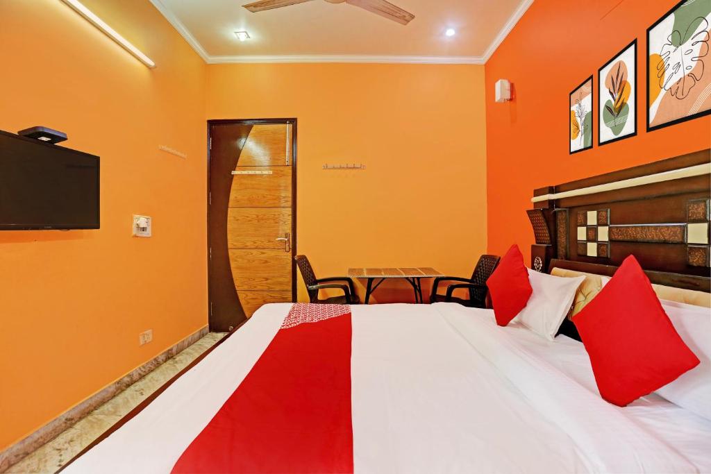Postel nebo postele na pokoji v ubytování Hotel O Naveen Stay