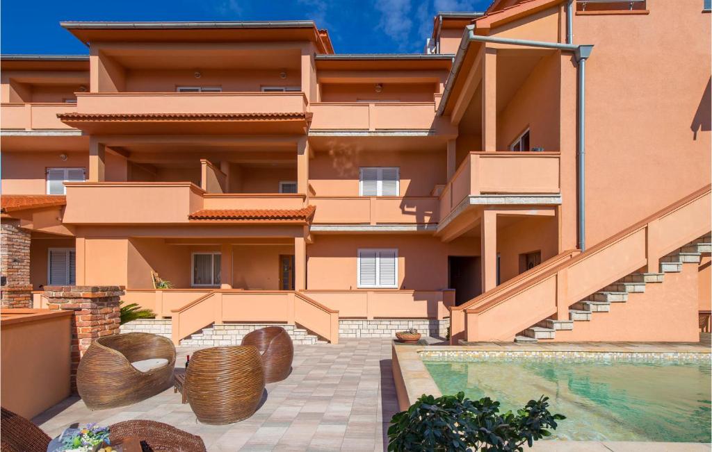 Bazén v ubytovaní 3 Bedroom Awesome Apartment In Kampor alebo v jeho blízkosti