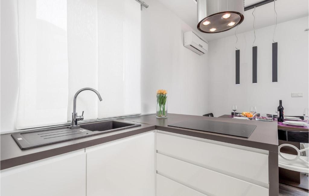 Kuchyňa alebo kuchynka v ubytovaní 3 Bedroom Awesome Apartment In Kampor