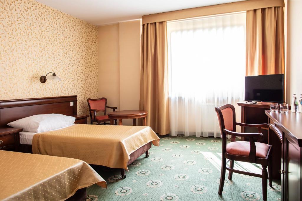 Televízia a/alebo spoločenská miestnosť v ubytovaní Hotel Arkadia Royal