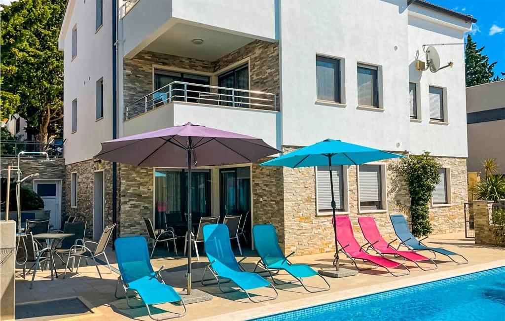 Πισίνα στο ή κοντά στο 9 Bedroom Awesome Home In Starigrad