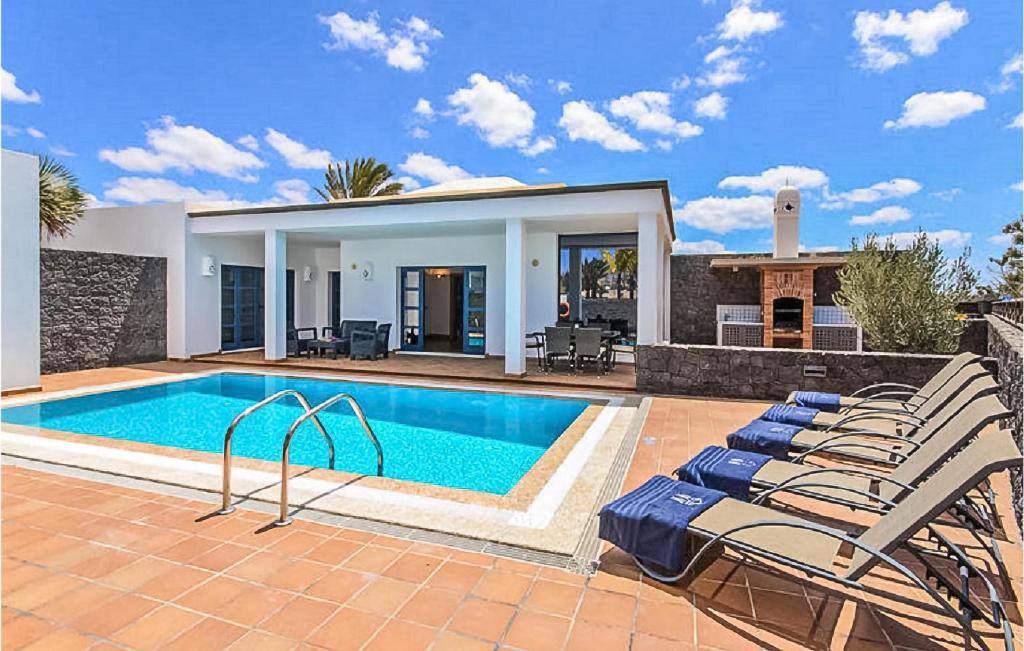 The swimming pool at or close to Nice Home In Playa Blanca With Sauna