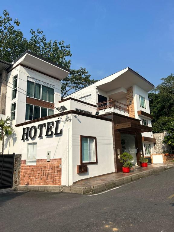 比亚维森西奥TREEHOUSE1959 HOTEL的街道边的酒店大楼