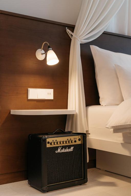 Postel nebo postele na pokoji v ubytování Ruby Rosi Hotel Munich