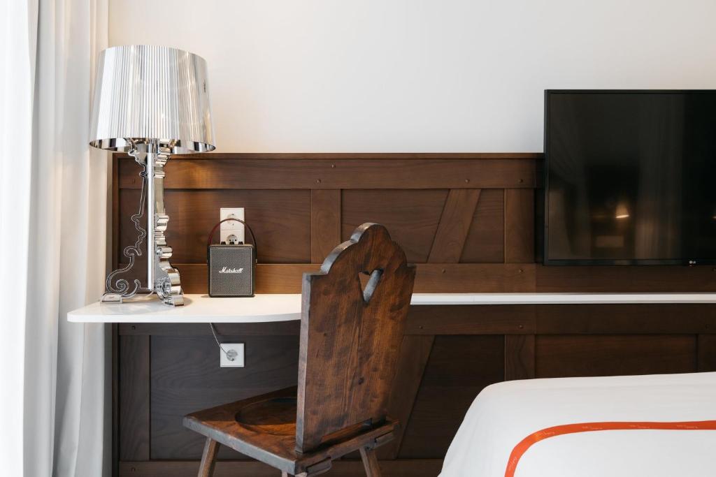 TV a/nebo společenská místnost v ubytování Ruby Rosi Hotel Munich