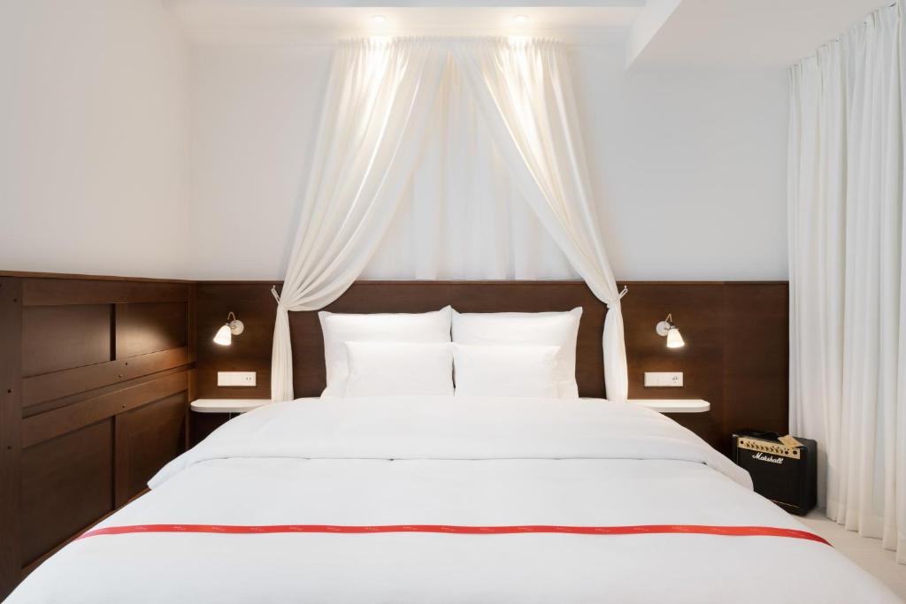 Postel nebo postele na pokoji v ubytování Ruby Rosi Hotel Munich