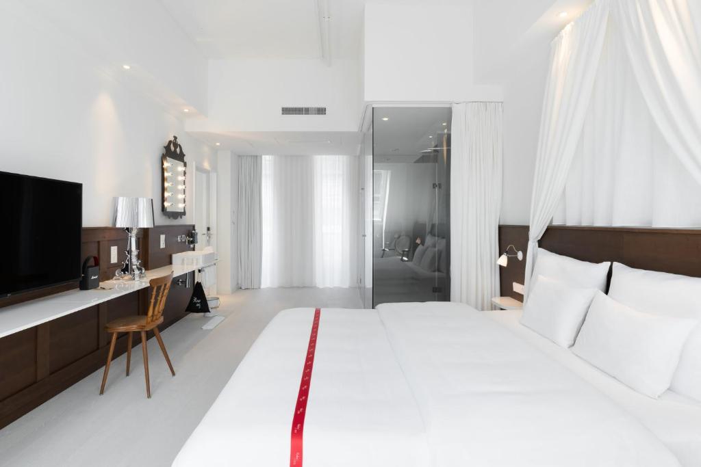 Postel nebo postele na pokoji v ubytování Ruby Rosi Hotel Munich