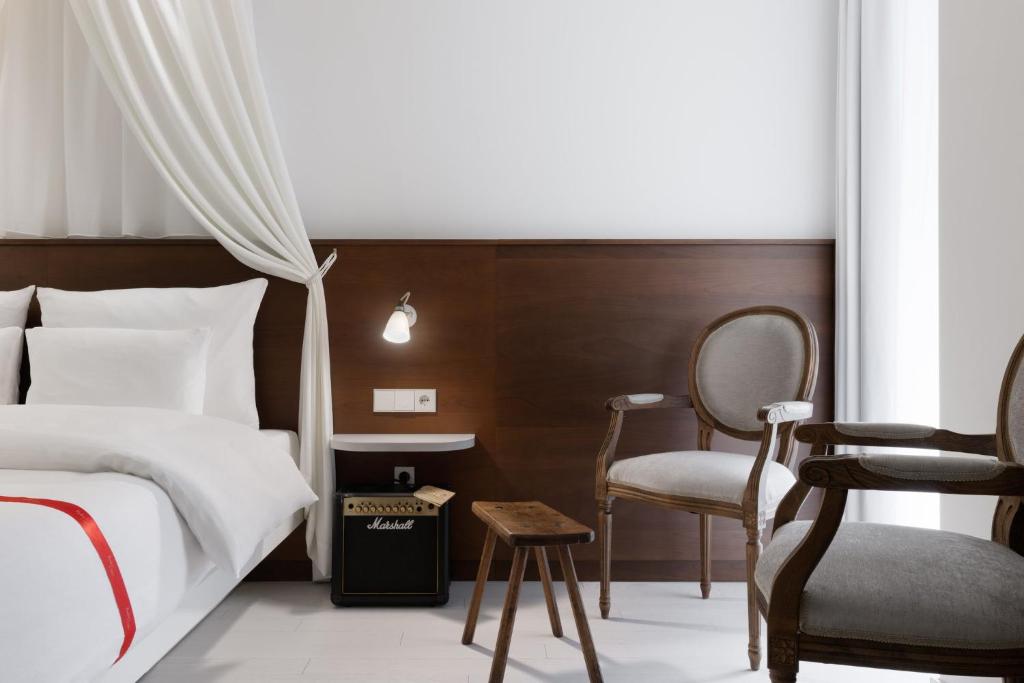 Postel nebo postele na pokoji v ubytování Ruby Rosi Hotel Munich