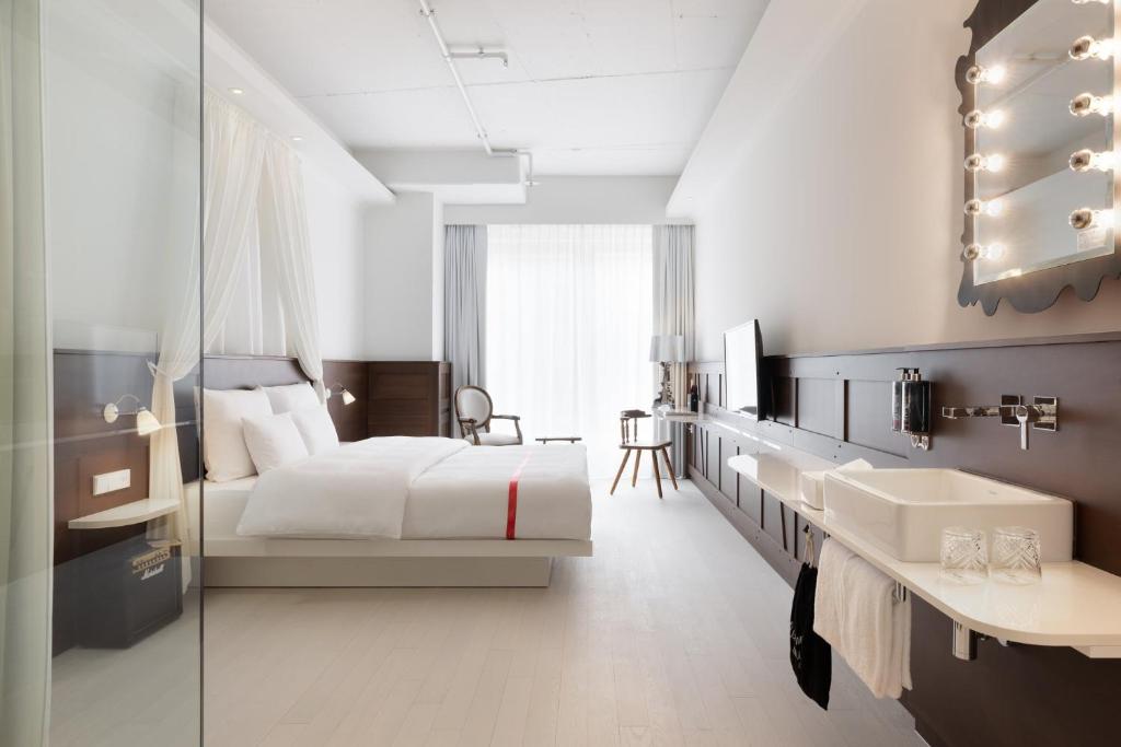 Postel nebo postele na pokoji v ubytování Ruby Rosi Hotel Munich