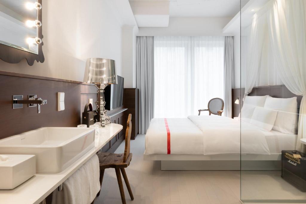 Postel nebo postele na pokoji v ubytování Ruby Rosi Hotel Munich