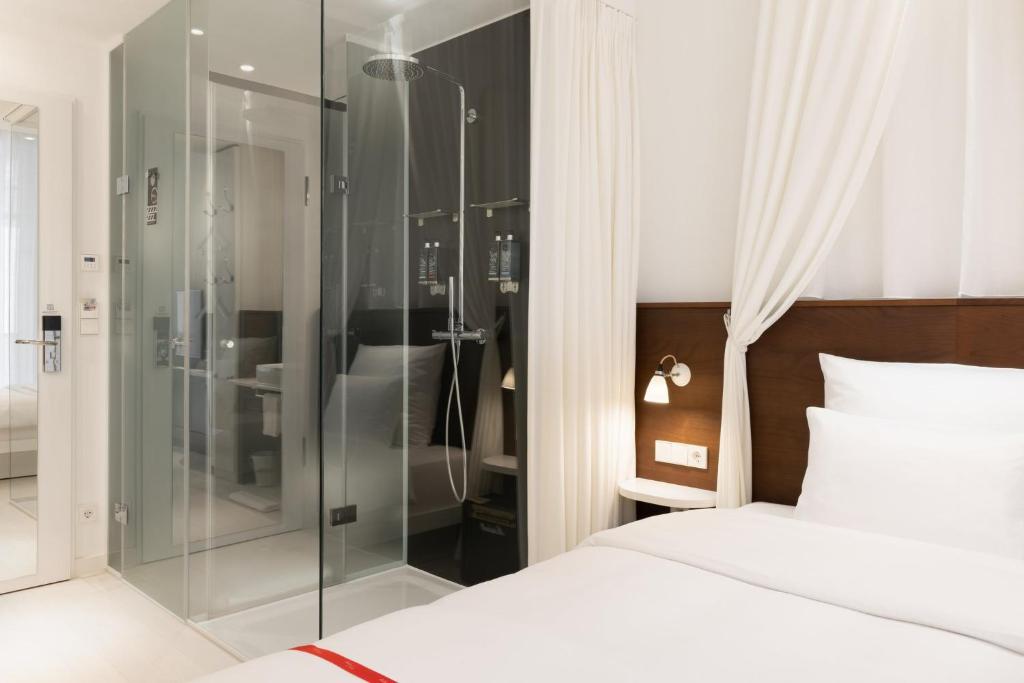 Postel nebo postele na pokoji v ubytování Ruby Rosi Hotel Munich
