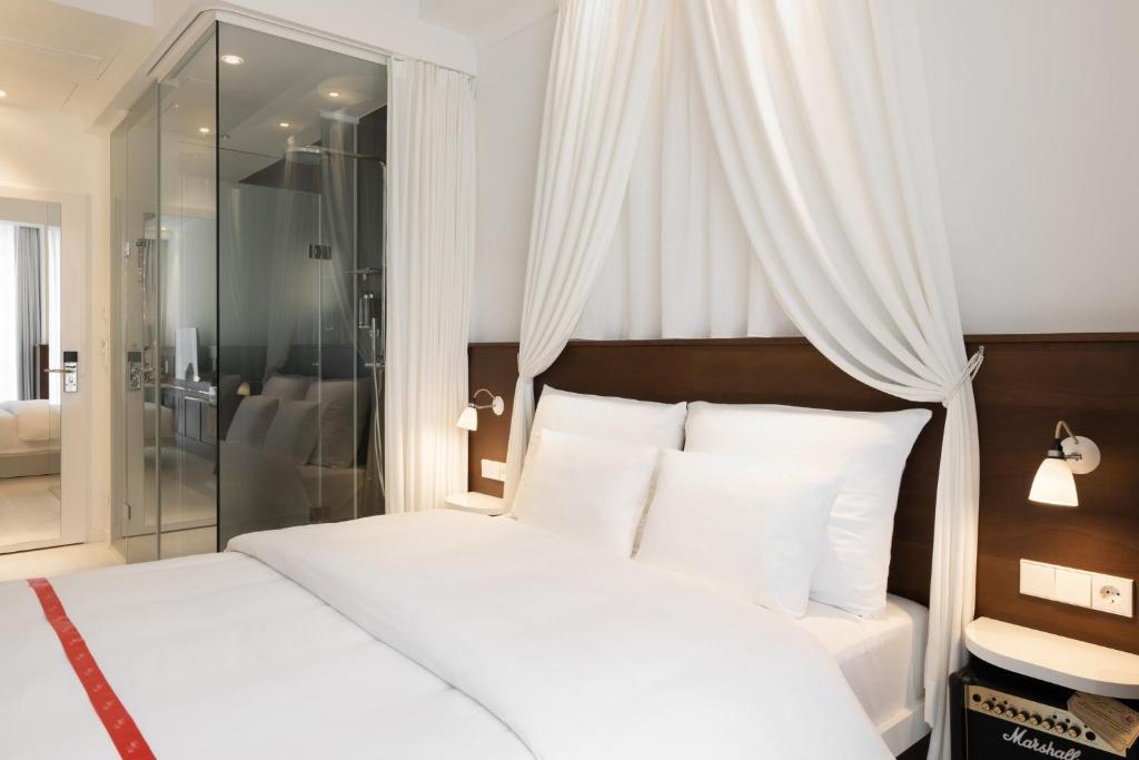 Postel nebo postele na pokoji v ubytování Ruby Rosi Hotel Munich