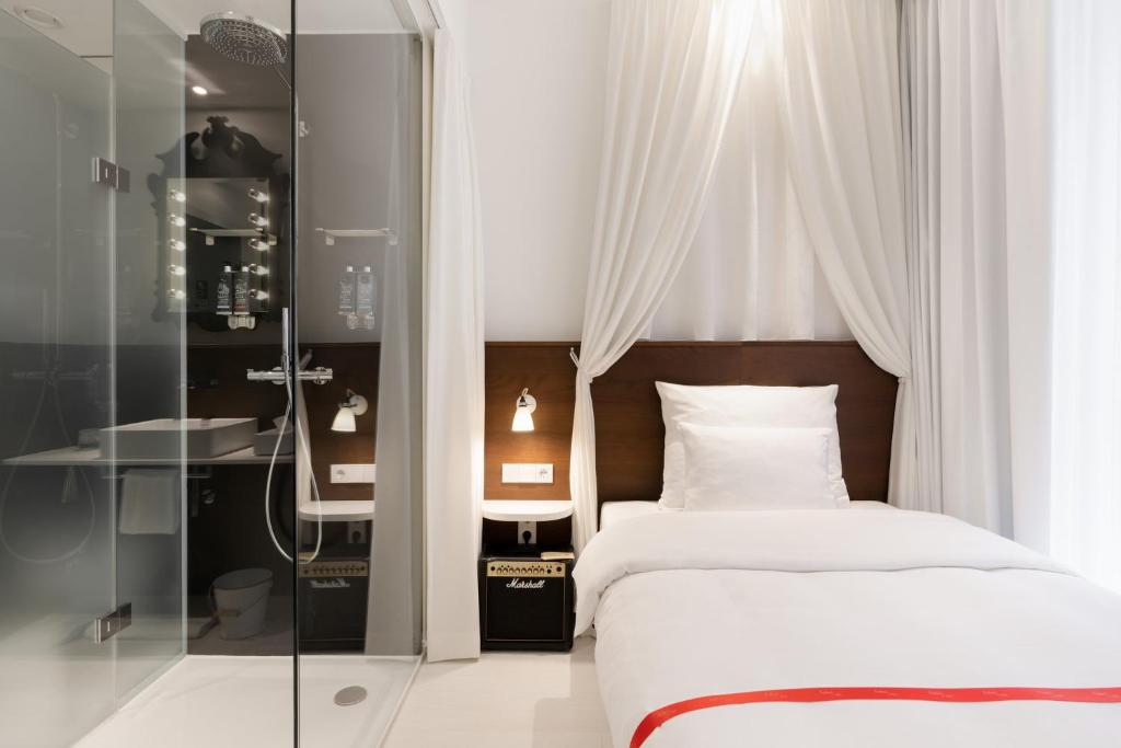 Postel nebo postele na pokoji v ubytování Ruby Rosi Hotel Munich