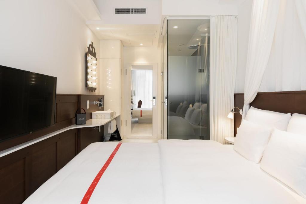 Postel nebo postele na pokoji v ubytování Ruby Rosi Hotel Munich
