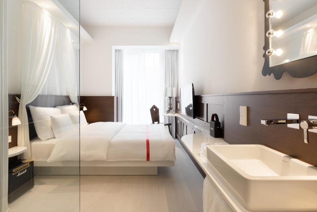 Postel nebo postele na pokoji v ubytování Ruby Rosi Hotel Munich