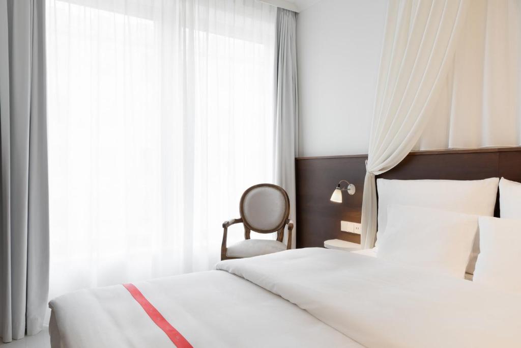 Postel nebo postele na pokoji v ubytování Ruby Rosi Hotel Munich